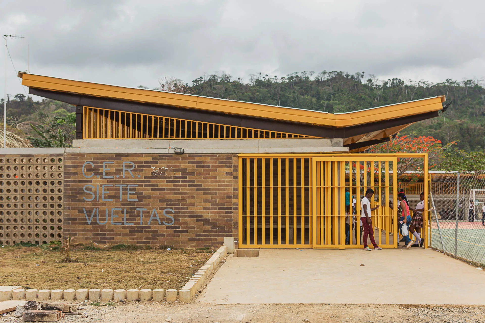 Vista aérea del Colegio Siete Vueltas mostrando su implantación lineal en el paisaje rural de Urabá.